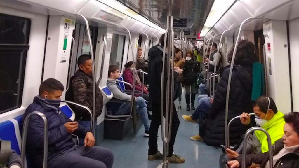 Imagen de un vagón de metro de la L5 bastante lleno de gente este martes por la mañana / SER CATALUNYA
