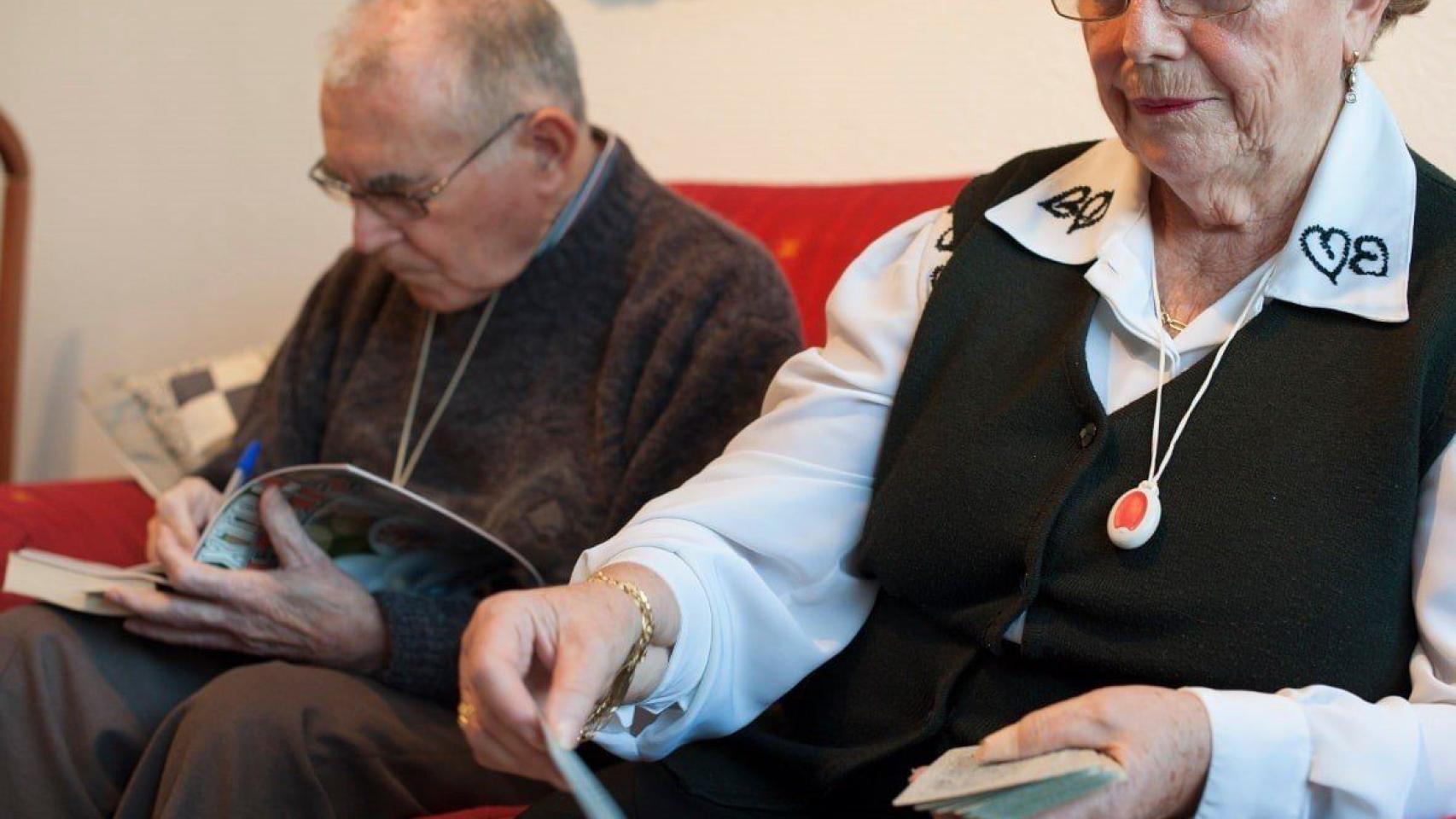 Usuarios del servicio de teleasistencia de la Diputación de Barcelona / EUROPA PRESS