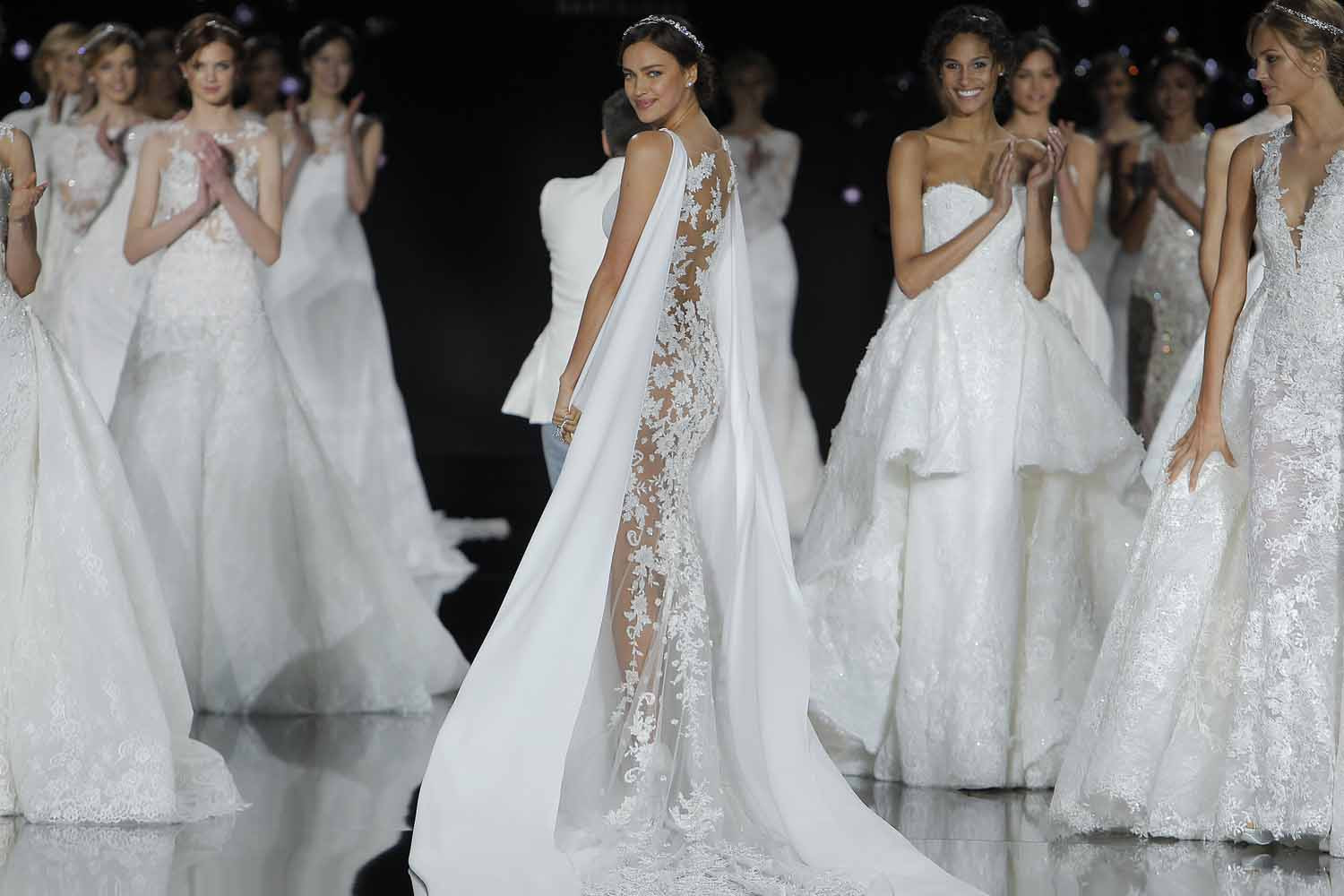 Múltiples modelos durante una pasarela de Pronovias
