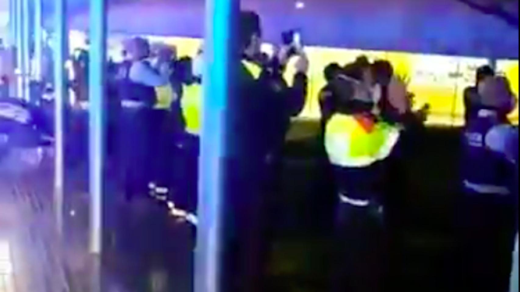 Imagen del homenaje de las policías que operan en Barcelona al personal del Hospital del Mar / TWITTER SER CATALUNYA