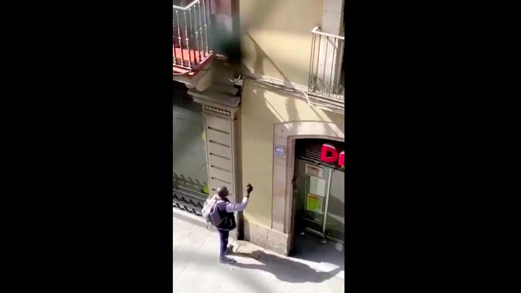 Un hombre pinta una fachada durante el aislamiento en El Raval / HELPERS
