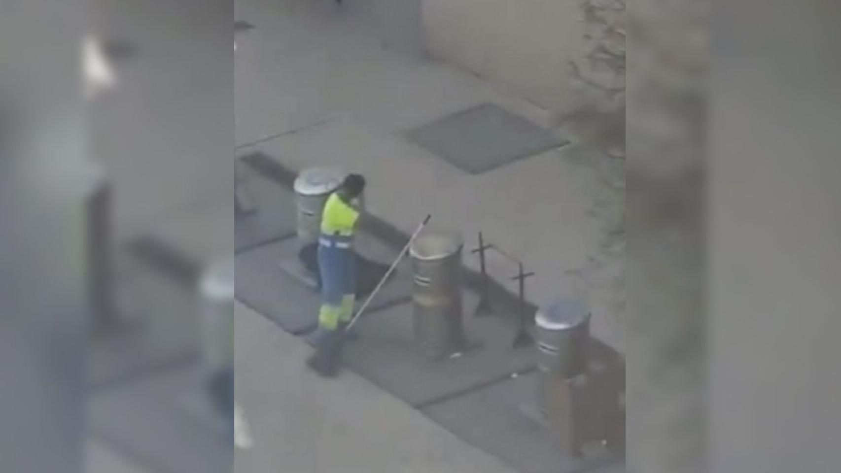 Captura de pantalla del emotivo homenaje a Encarna, la trabajadora de la limpieza de Badalona / BMAGAZINE