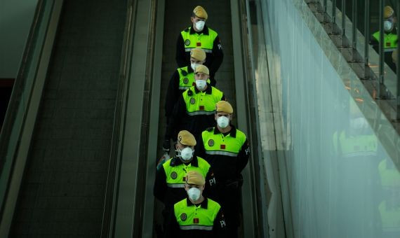 Efectivos del Ejército (UME), en el Aeropuerto del Prat / EFE - ENRIC FONTCUBIERTA