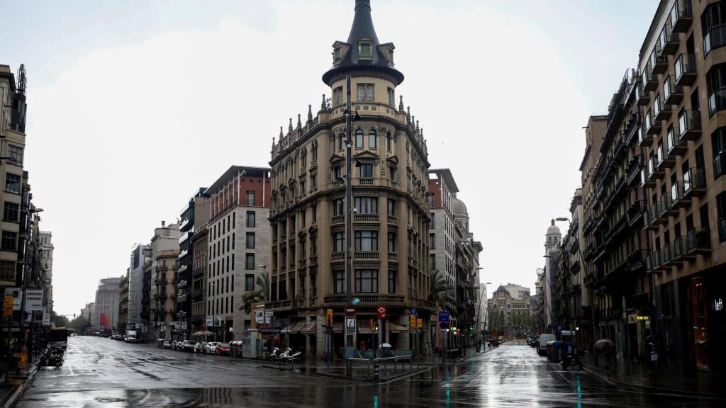 La ronda Universitat de Barcelona, vacía durante el confinamiento de la primera ola de coronavirus / EFE