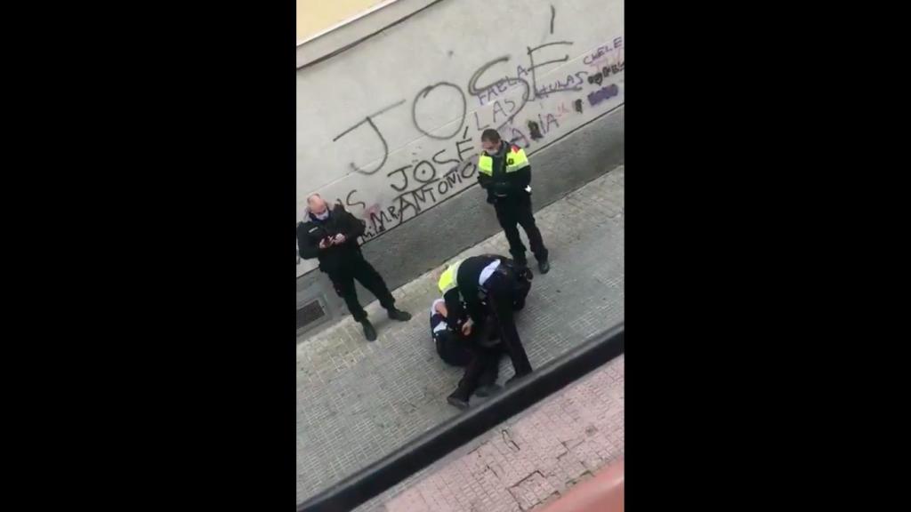 El mosso, en el suelo, en el barrio de Sant Roc / TWITTER @ANTIRADARCATALA