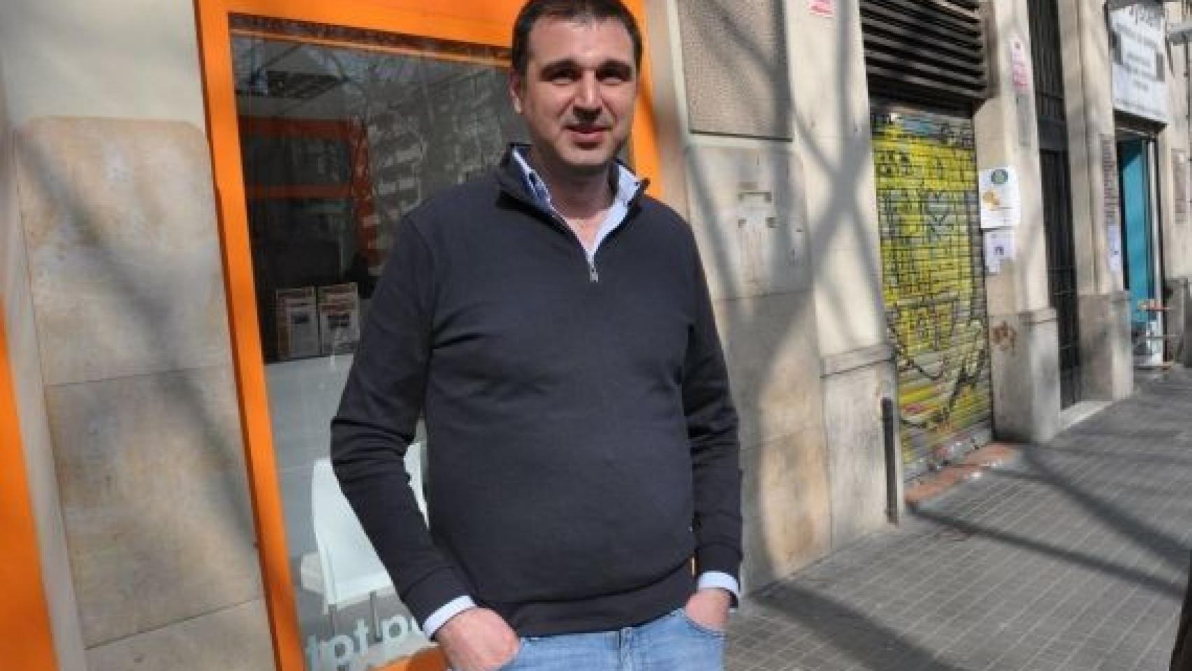 Roger Pallarols, director general del Gremi de Restauració, posa delante de su sede