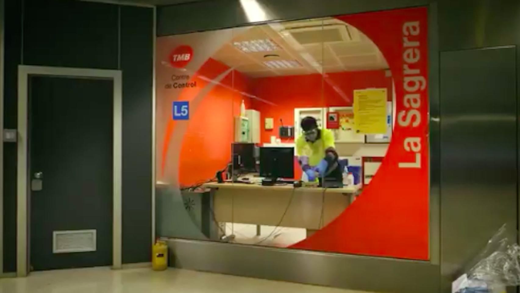 Un empleado desinfecta las instalaciones de TMB