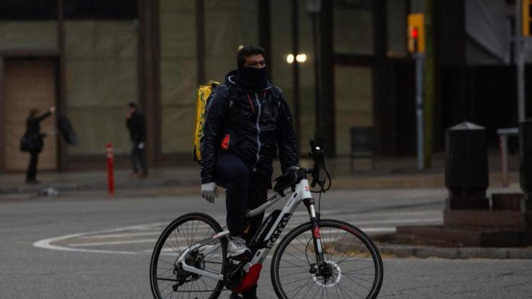 Un trabajador de Glovo durante el estado de alarma por el coronavirus en Barcelona / EUROPA PRESS