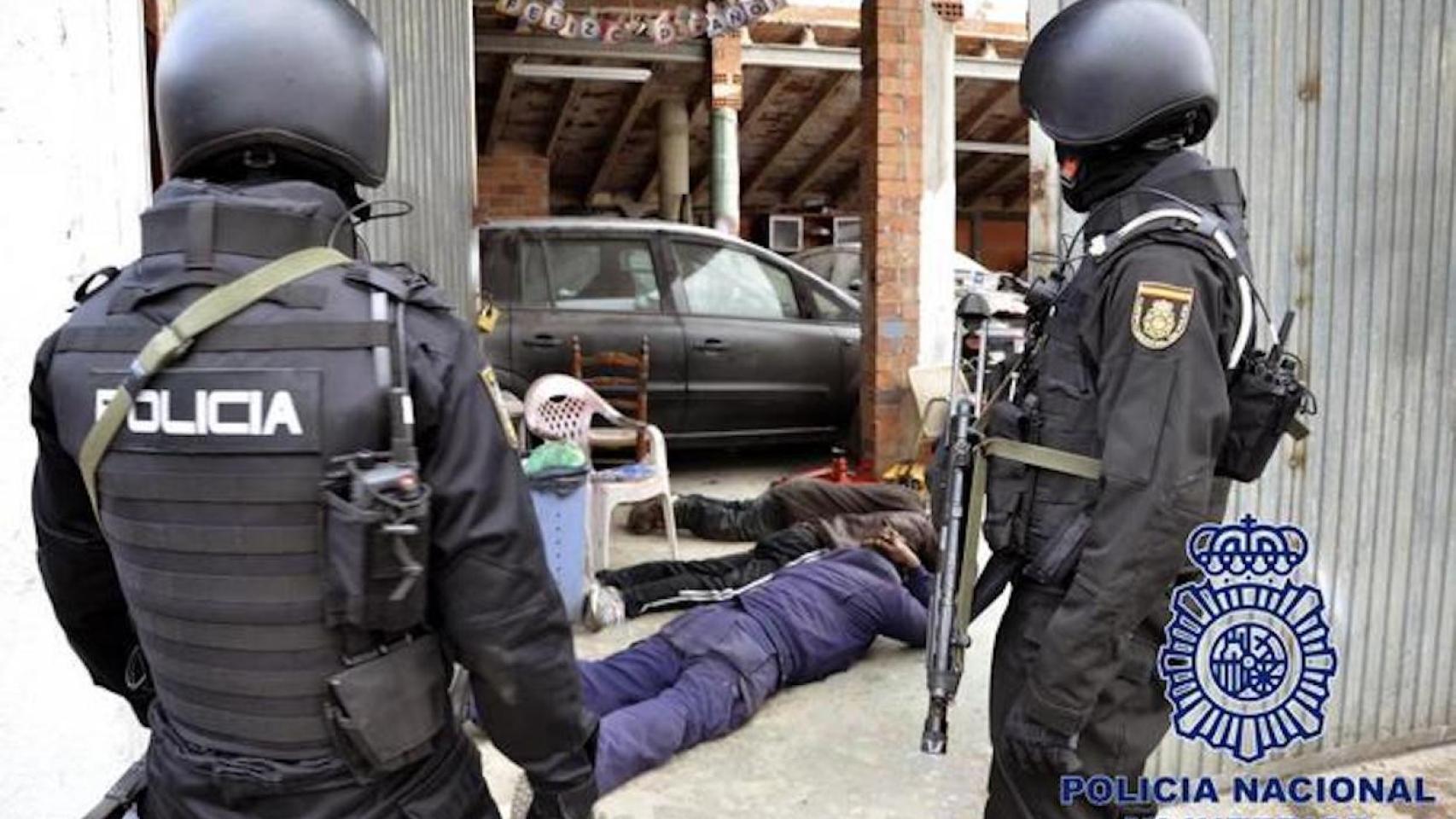 Agentes de la Policía Nacional en el momento de la detención de unos presuntos narcotraficantes en una imagen de archivo