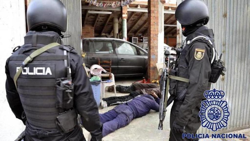 Agentes de la Policía Nacional en el momento de la detención de unos presuntos narcotraficantes en una imagen de archivo