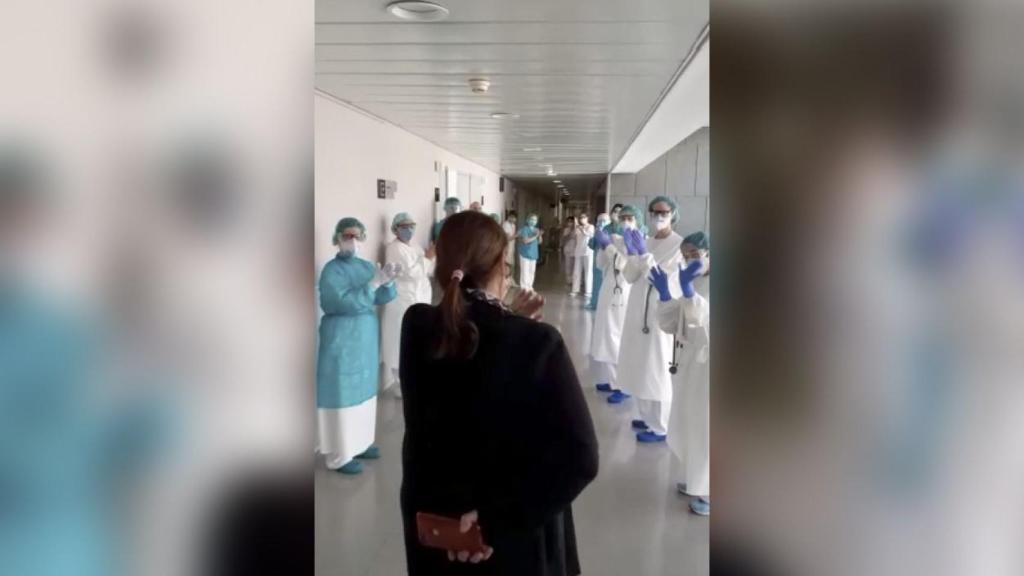 Captura de pantalla del aplauso de los sanitarios del hospital Dexeus a una paciente recuperada / METRÓPOLI ABIERTA