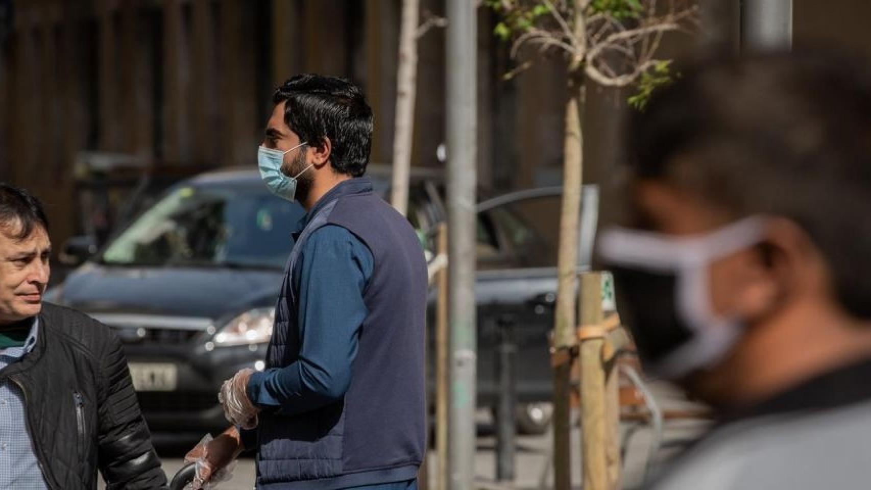Vosseler reflexiona sobre el futuro tras el coronavirus. En la foto, personas con mascarillas en Barcelona / EUROPA PRESS
