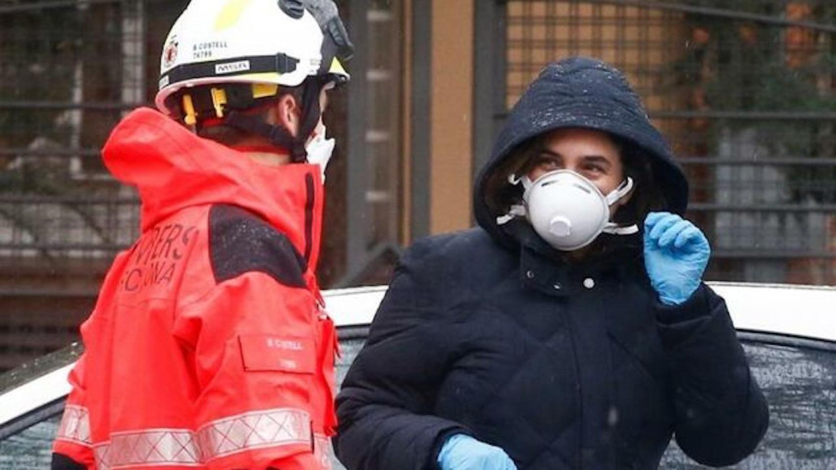 Colau, el lunes, con un bombero, tras una visita a una residencia de ancianos / EFE