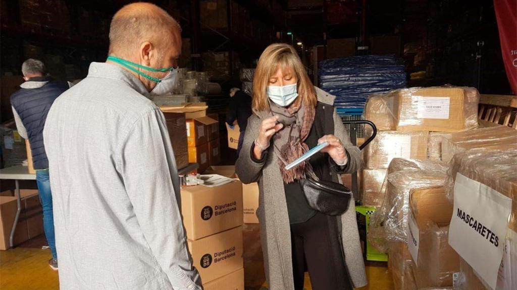La presidenta de la Diputación de Barcelona, Núria Marín, durante la visita al almacén donde han recibido una nueva partida de material sanitario / DIPUTACIÓN DE BARCELONA