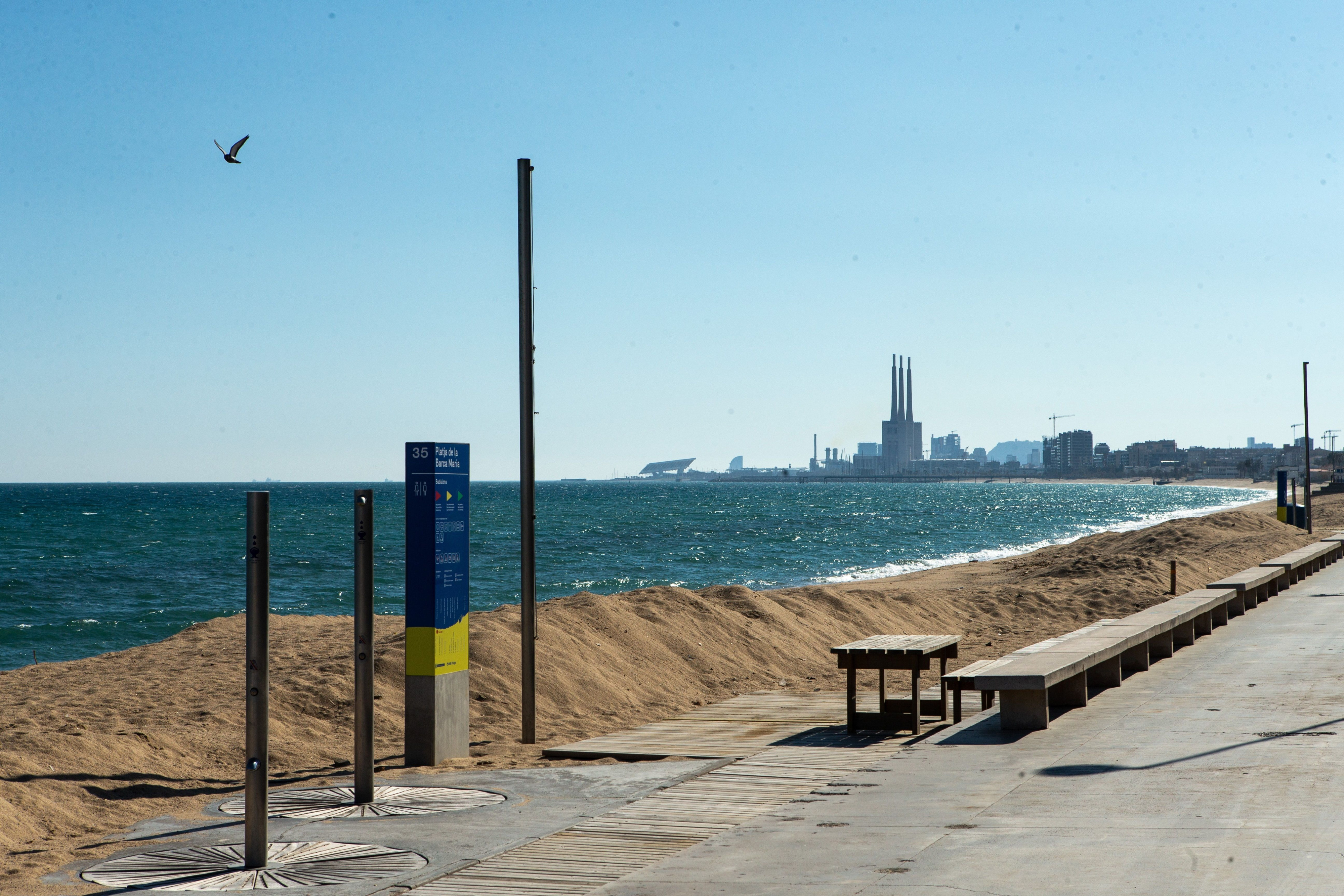 Vista de las playas desiertas en Badalona / EFE - ENRIC FONTCUBIERTA