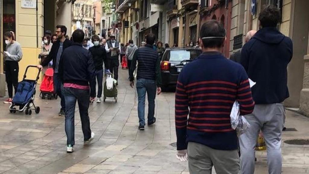 Vecinos del distrito de Sarrià en plena calle a pesar del aislamiento