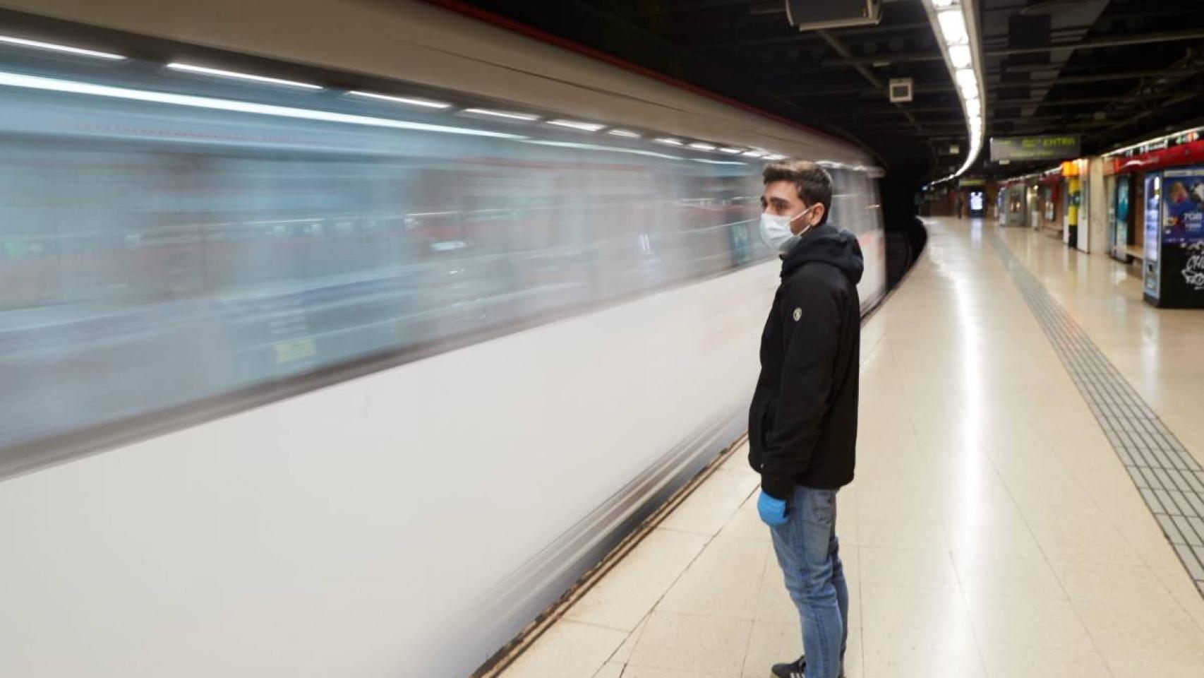 Un hombre espera el metro en la estación de plaza Catalunya