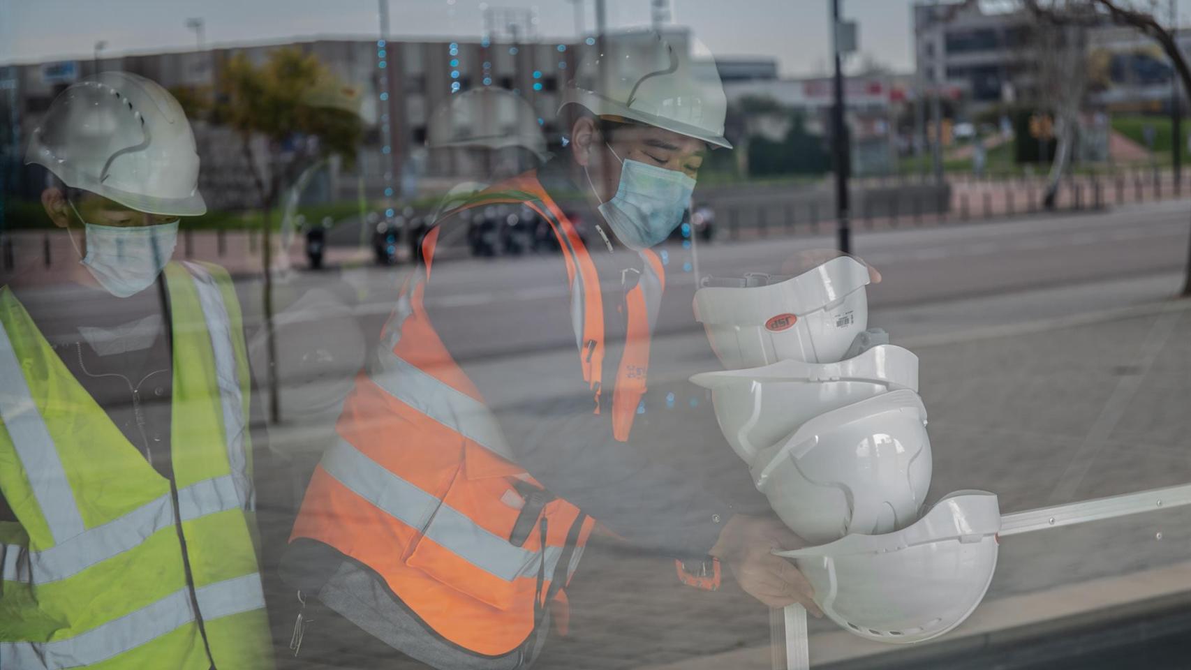 Trabajadores en una obra de Barcelona / EUROPA PRESS