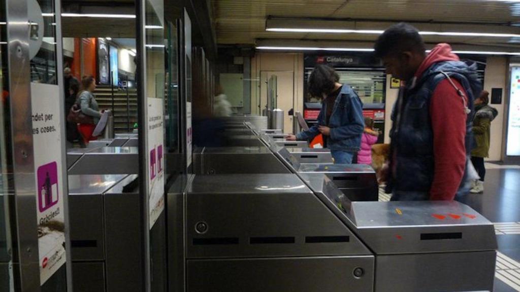 Usuarios de metro en las instalaciones de TMB / TWITTER TMB