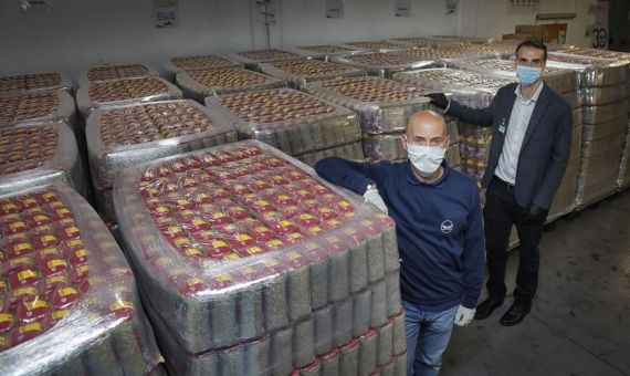 Oriol Dolader del Banco de Alimentos y Joan Gili de Mercadona en un momento de la donación / MERCADONA