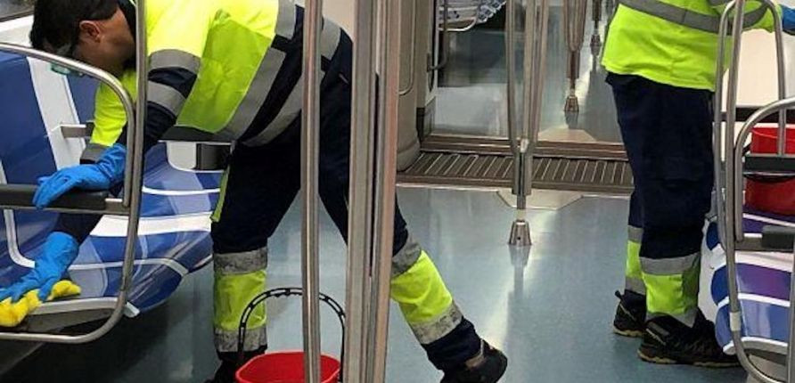 Limpieza en un metro de Barcelona / TMB