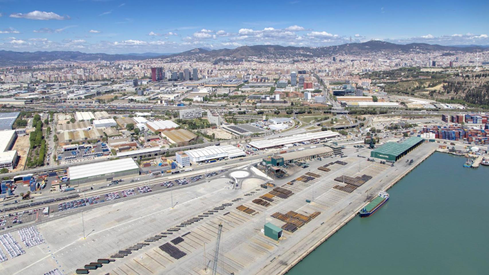 El Moll Príncep d’Espanya acoge uno de los nuevos espacios habilitados para almacenar contenedores de importación llenos en el Port / PORT BCN