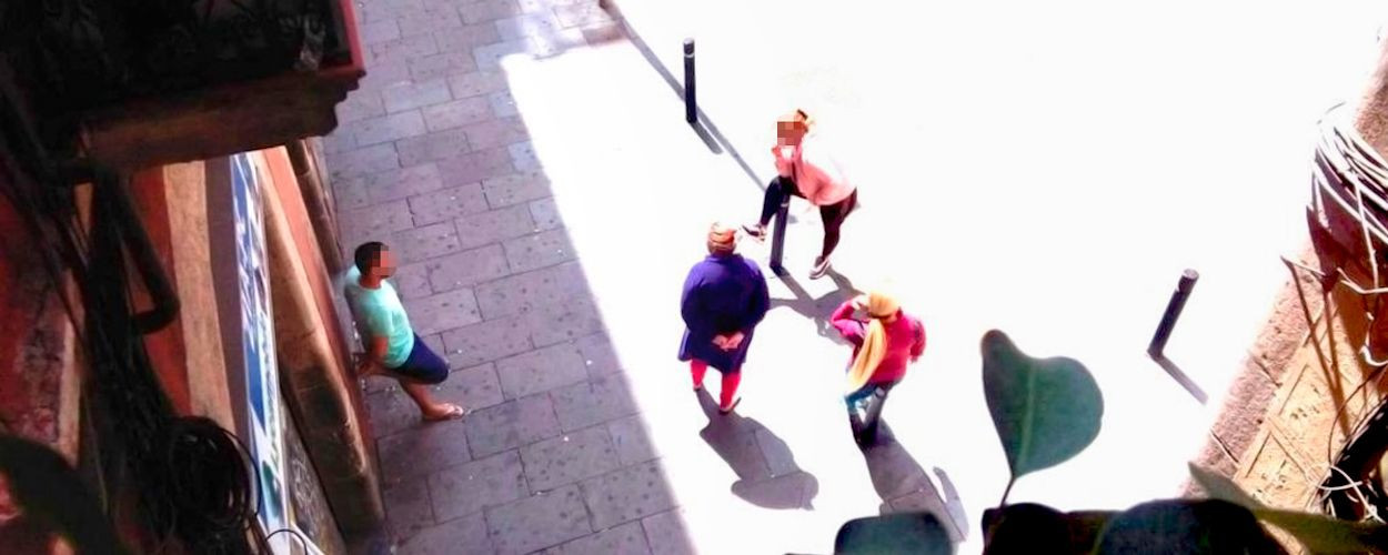 Prostitutas en la calle Illa Robador con San Rafael, en el barrio del Raval, este miércoles / MA