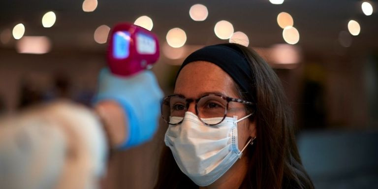 Toma de temperatura a una usuaria en un club DIR / EFE