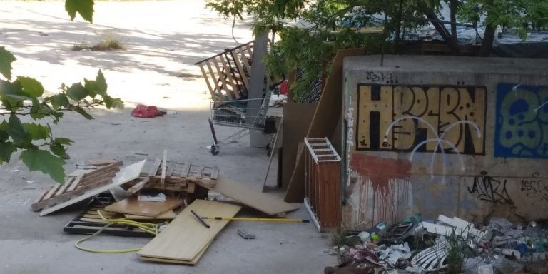 Alguna de las barracas, junto a la Torre del Fang / METRÓPOLI ABIERTA