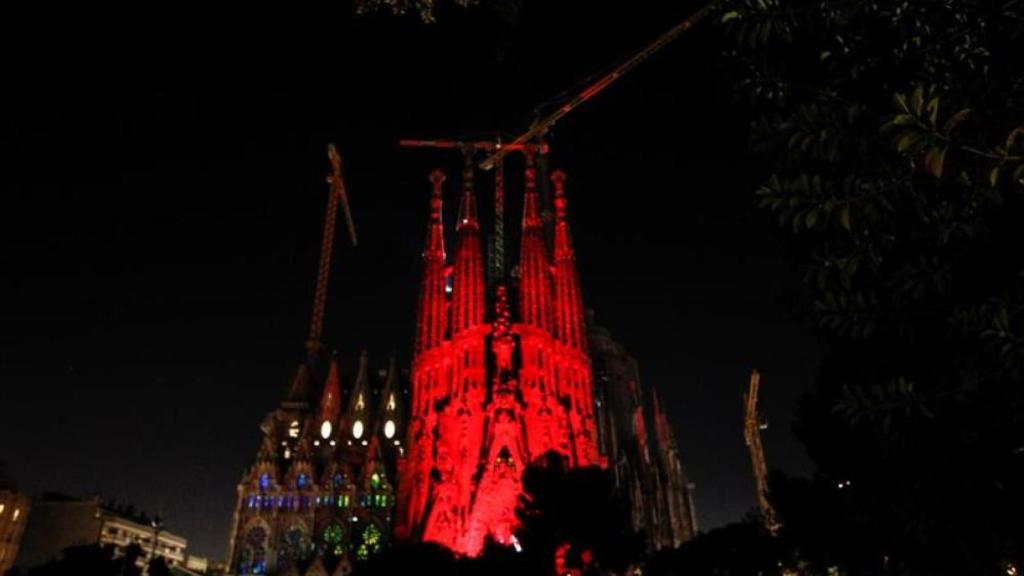 La Basílica de la Sagrada Familia iluminada de color rojo