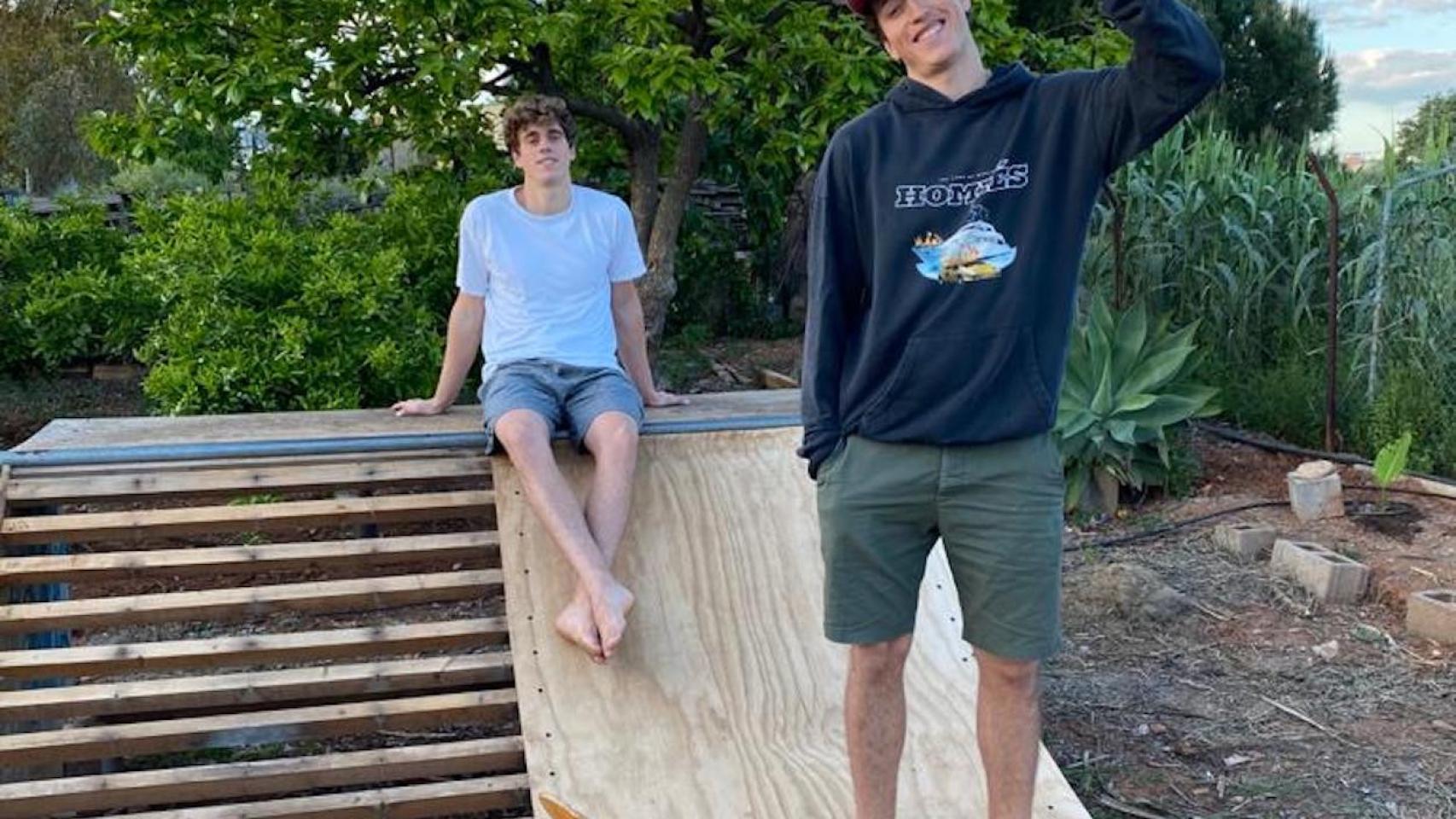 Los influencers Mikel y Alex Boisset en la rampa de 'skate' que han construido durante la reclusión por la pandemia del coronavirus / CEDIDA