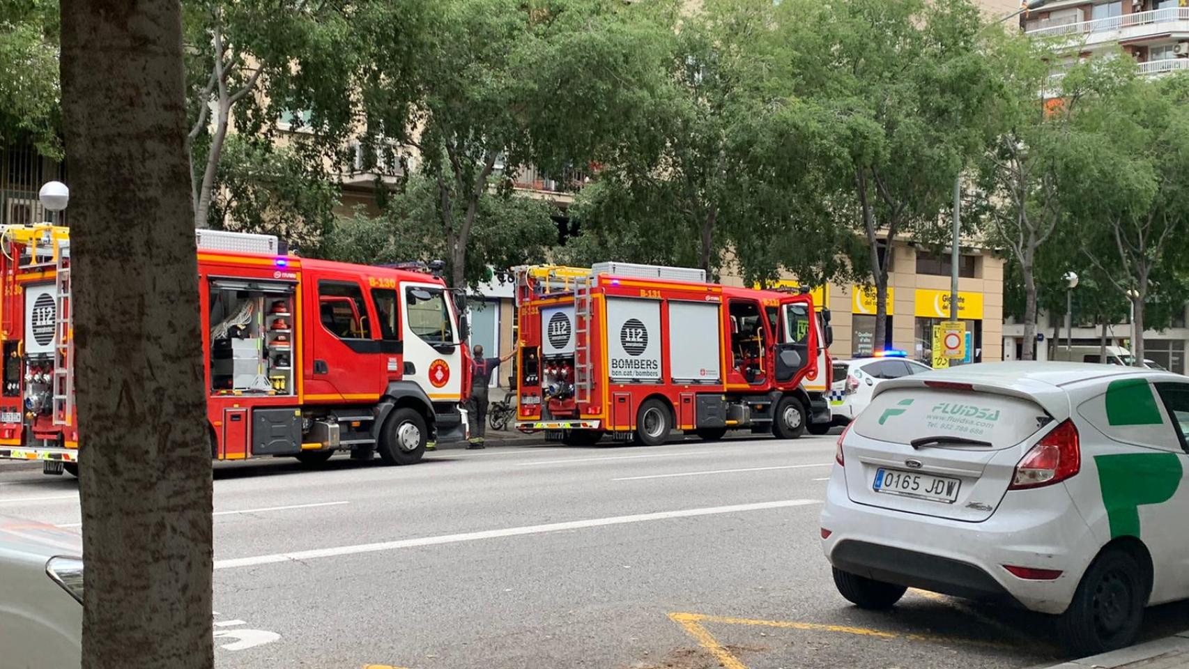 Dos dotaciones de bomberos en el incendio de la calle Aragó, en el distrito del Eixample / V.M
