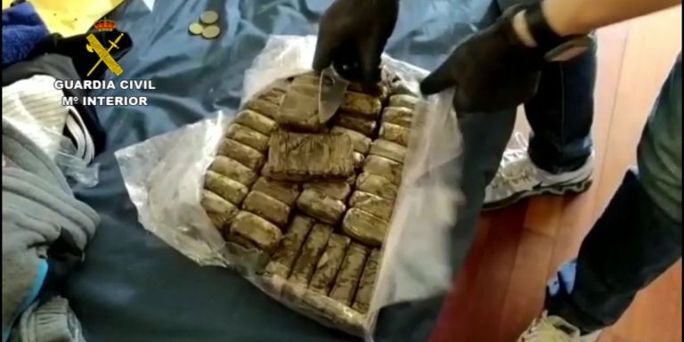 Un paquete con hachís / GUARDIA CIVIL