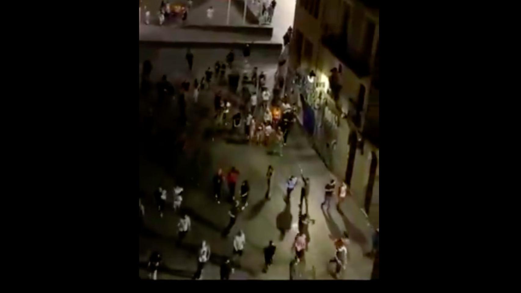 Multitud de personas concentradas en la plaza del Macba