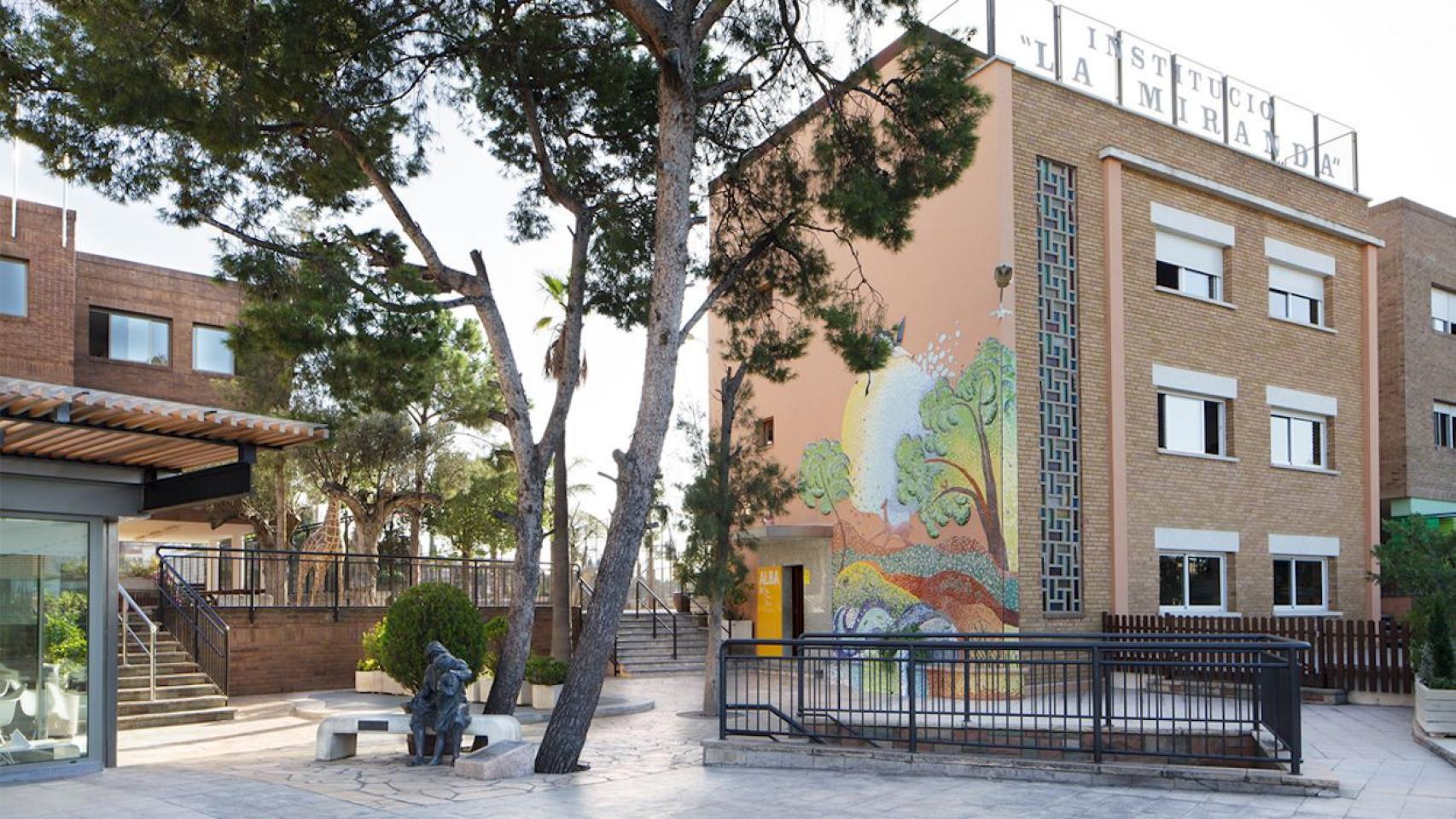 Imagen de la escuela La Miranda de Sant Just desde el exterior