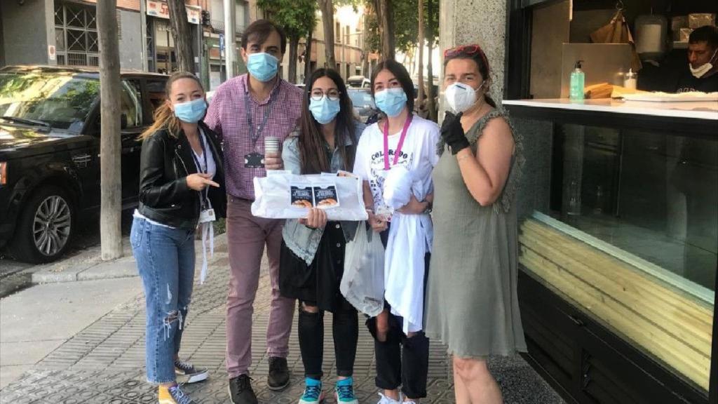 Reparto de churros con chocolate para los sanitarios de Sant Pau