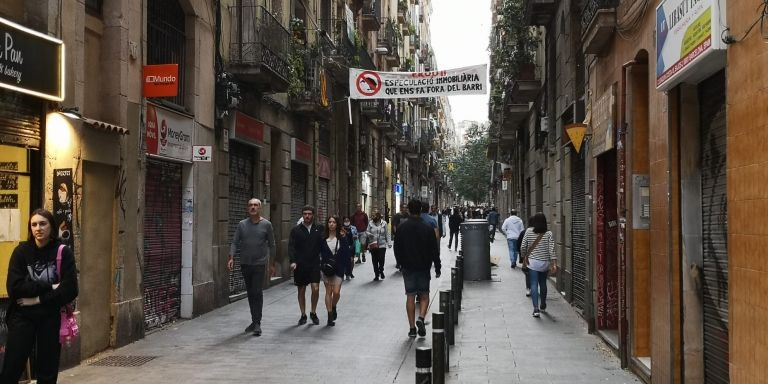 Ambiente de paseo en la calle Joaquín Costa del Raval este jueves a las 20.22 / GUILLEM ANDRÉS