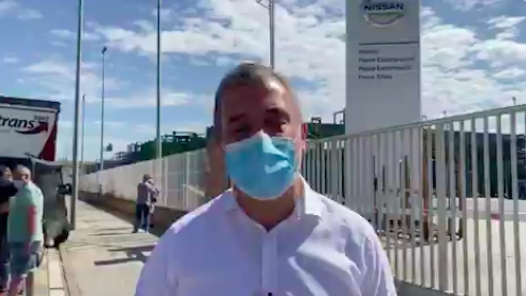 Jaume Collboni frente a la fábrica de Nissan de Montcada i Reixac / TWITTER