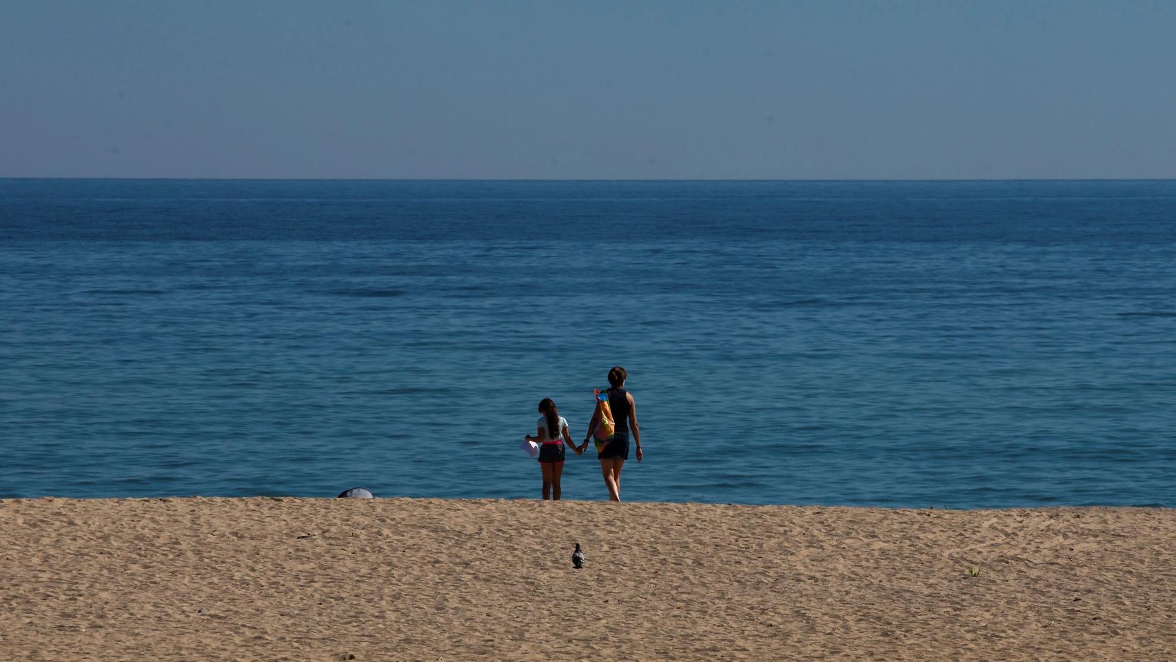 Varias personas disfrutan de la playa de El Masnou, en Barcelona / EFE