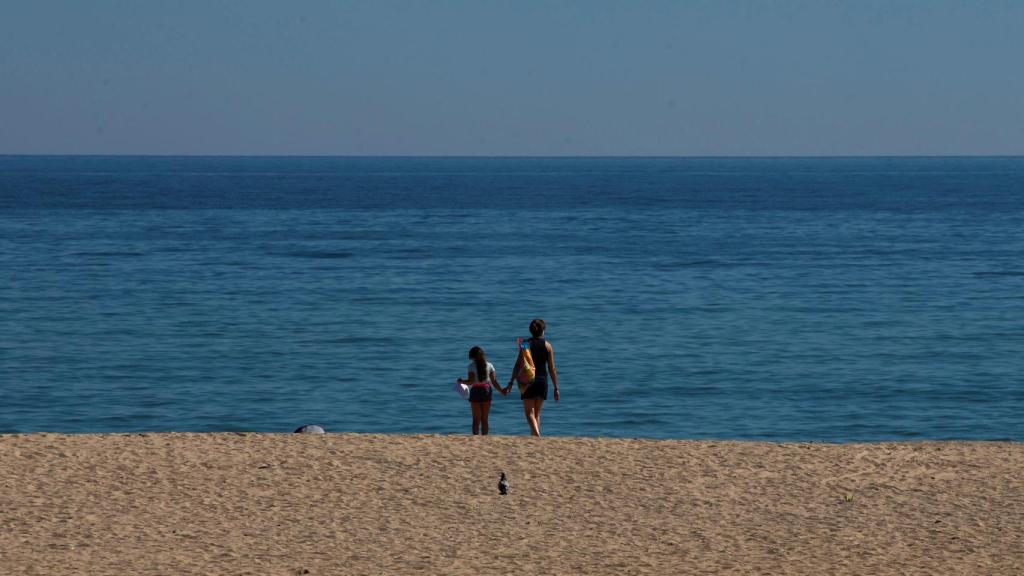 Varias personas disfrutan de la playa de El Masnou, en Barcelona / EFE