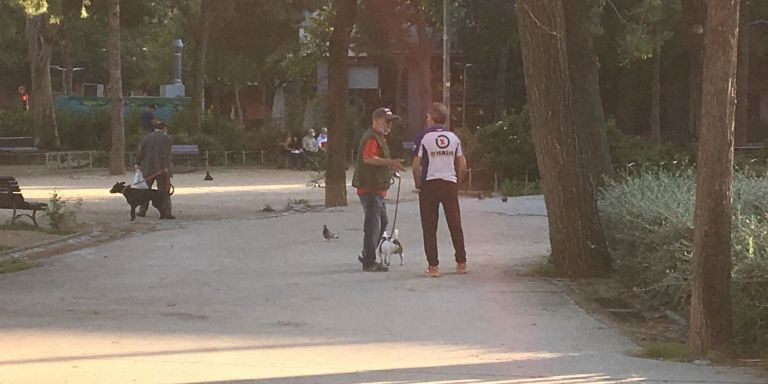 Dos hombres se paran a hablar con la mascarilla quitada y a escasa distancia / RP