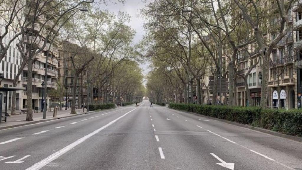 La Gran Via de Barcelona, vacía por la cuarentena decretada por la crisis del coronavirus / VM