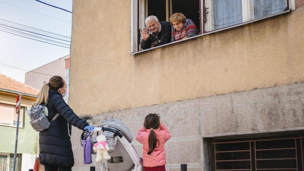 Una mujer y su hija se reencuentran con sus abuelos desde una ventana / RTVE