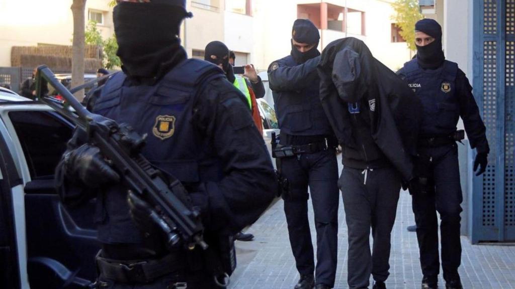 Los Mossos, con un detenido en Barcelona / EFE