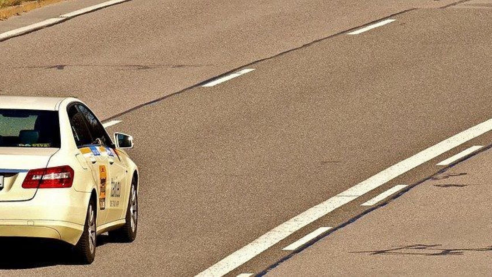 Un taxi en una carretera