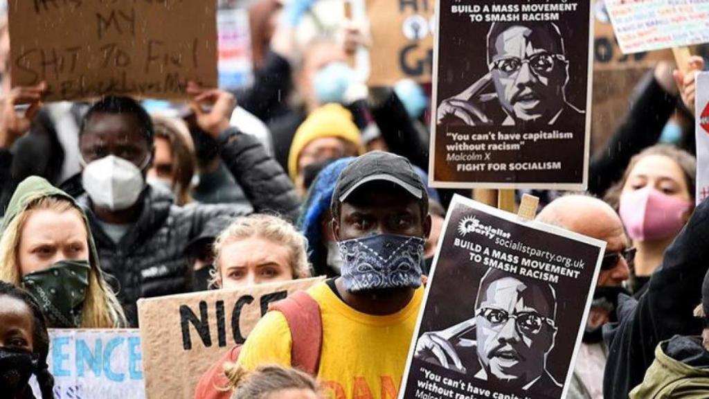 Concentración en contra del racismo con decenas de manifestantes