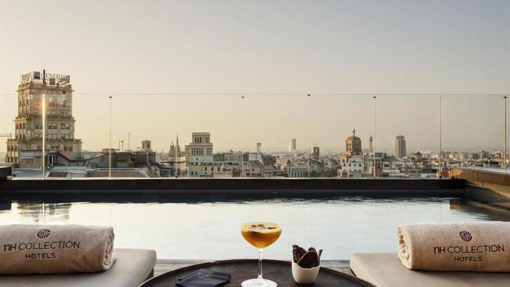 Terraza de un hotel NH Collection con vistas al a ciudad