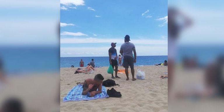 Dos lateros vendiendo en una de las playas de Barcelona este sábado / METRÓPOLI ABIERTA