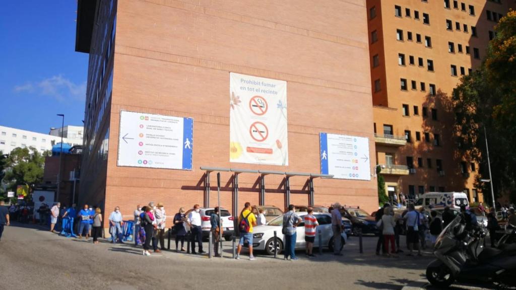 Decenas de personas hacen cola fuera del hospital Vall d'Hebron / JMB