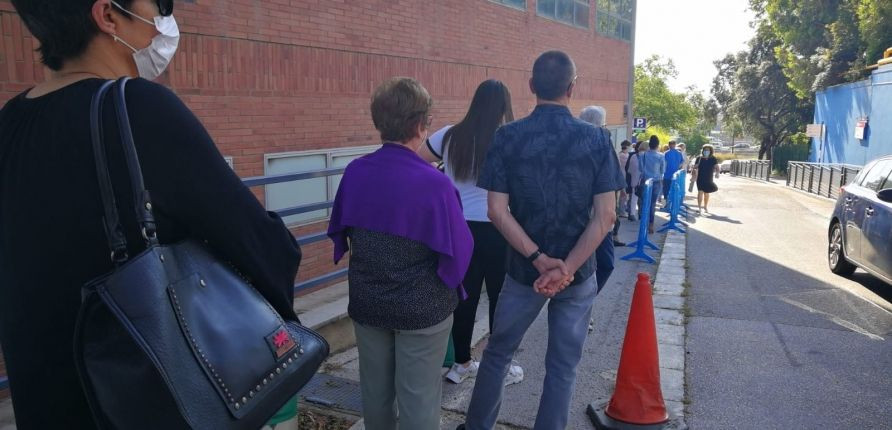 Larga cola de usuarios esperando fuera del Hospital Vall d'Hebron
